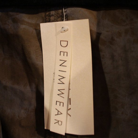 Ashley - Picture 15 of 16